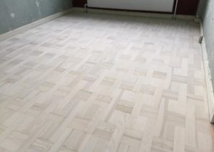 Få dit gamle gulv flot igen med en professionel gulvafslibning